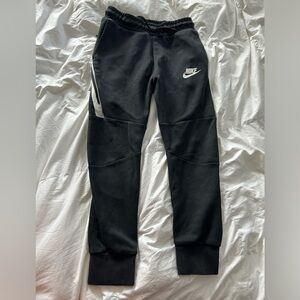 Nike joggers. Elastic waist with tie. YM. Deep zippered side pocket. Small pull